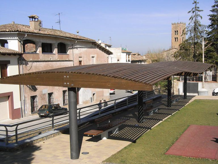 Pèrgola de fusta en parc d'una ciutat